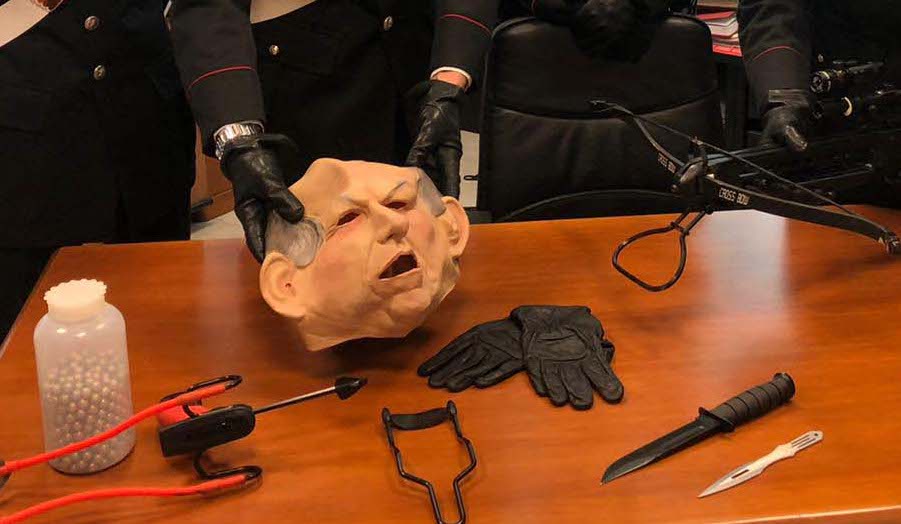 Divieto di dimora a Bondeno per lo stalker con la maschera di Bertinotti