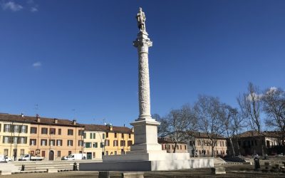 Picchiato in piazza Ariostea per una sigaretta. Condanne per gli aggressori