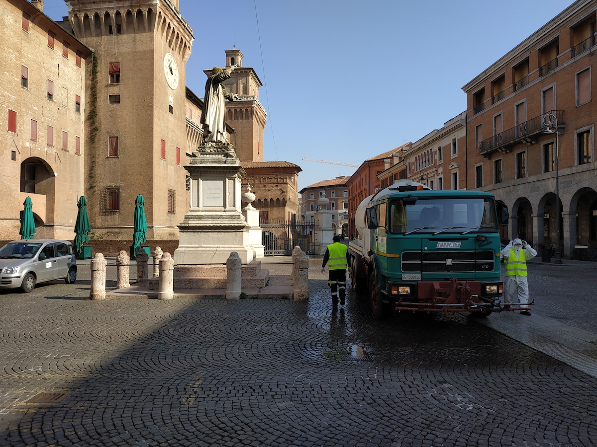 Coronavirus. Partita la pulizia straordinaria delle strade di Ferrara
