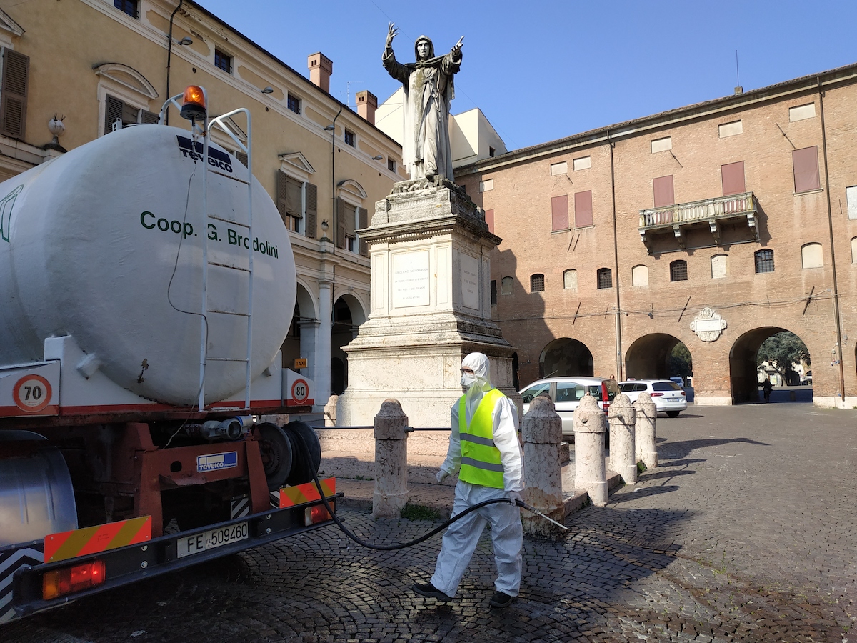 Prosegue la sanificazione delle strade contro il virus