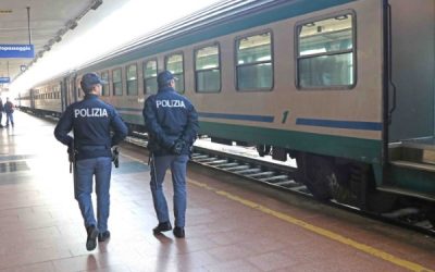 Sorpreso mentre ruba in stazione da un agente fuori servizio