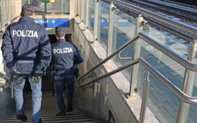 Pesta un connazionale per uno smartphone, se la cava con una multa