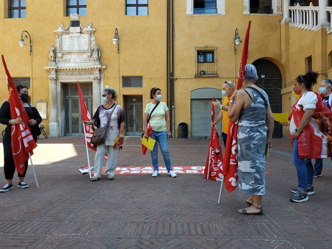 Addette a mensa e pulizia delle scuole in piazza: mancano certezze su ammortizzatori e riaperture