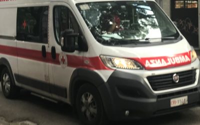 Anziana investita da un furgone a Coccanile, grave dopo una caduta