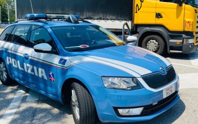 Contromano in superstrada: fermato un autocarro, evitato un frontale