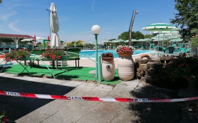 Bimbo annegato in piscina, inizia il processo a carico della madre