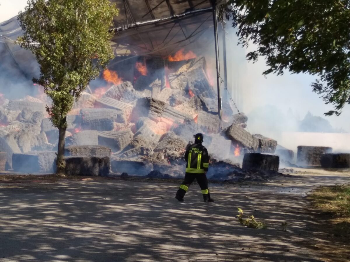 Maxi Incendio In Azienda Agricola A Fuoco Rotoballe E Capannoni Estense Com Ferrara
