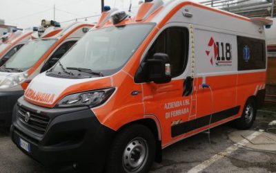 Cade dal sottotetto mentre lavora: grave un 58enne