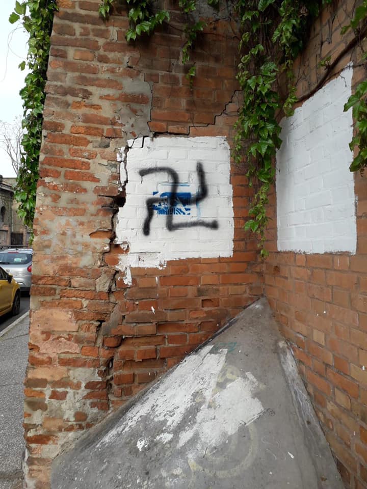Svastica in via Scandiana, la Digos indaga a tutto campo