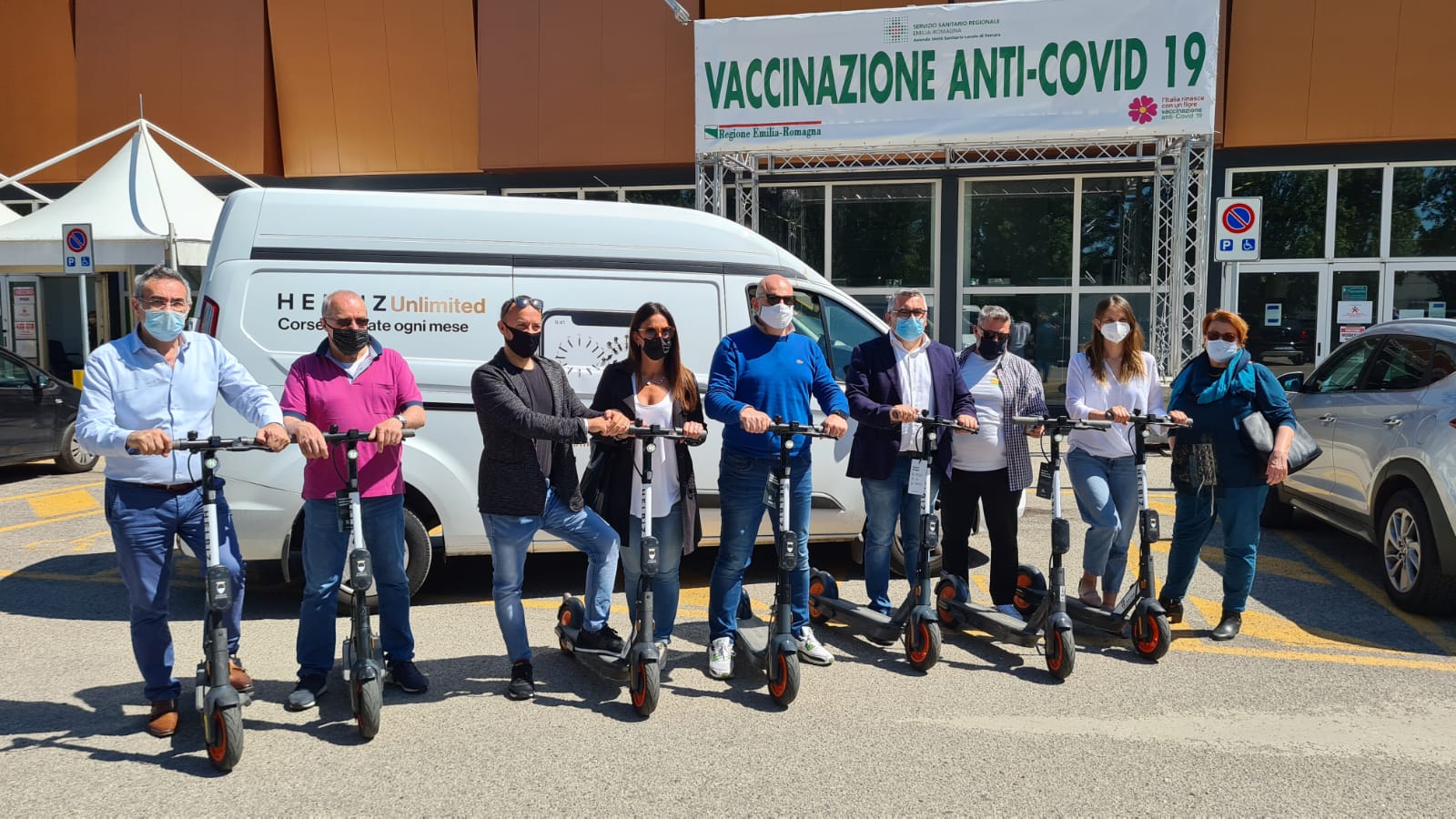 La Lega e Naomo ‘cadono’ dal monopattino