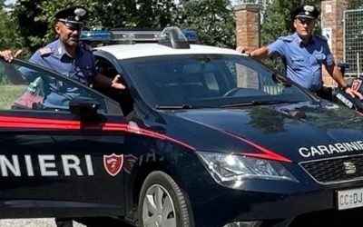 Perseguita fratello e cognata. Poi si denuda in piazza