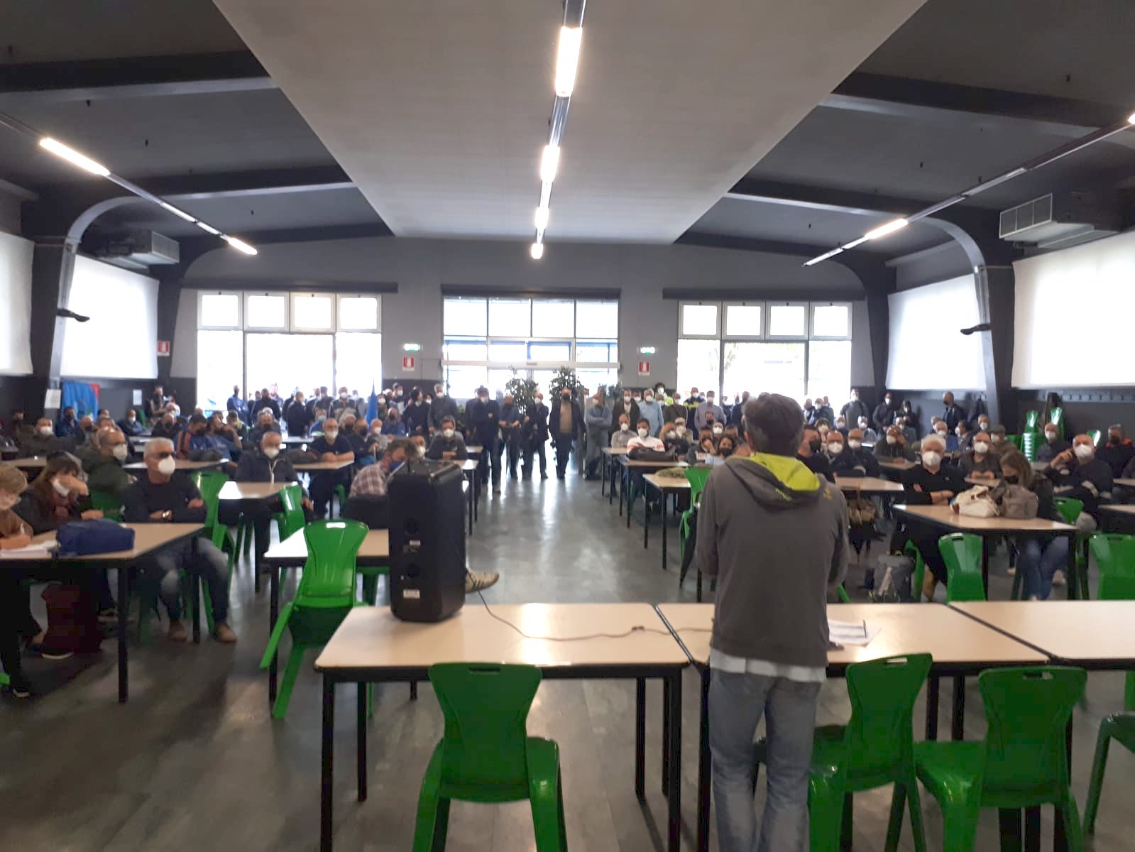 Petrolchimico. L’assemblea dei lavoratori è unanime: “Sciopero generale”