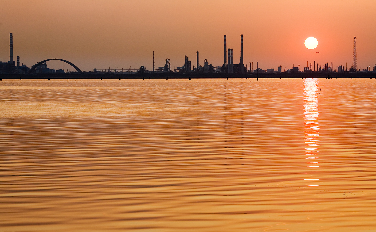 Chiusura del cracking: “Governo prenda posizione, a rischio il manifatturiero del Paese”