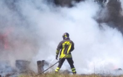 Incendio in un’azienda agricola a Brazzolo, sette squadre dei vigili del fuoco al lavoro