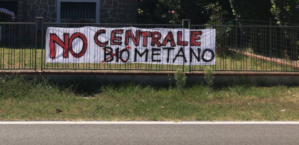 Biometano a Villanova, spuntano i primi striscioni per dire no alla centrale