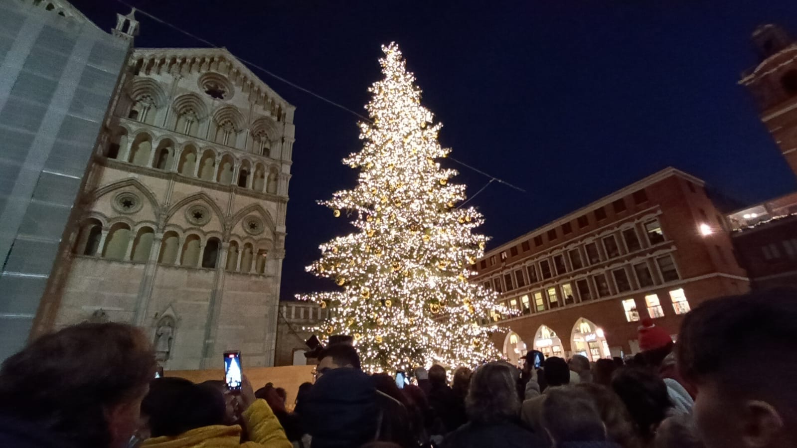Oggi l’accensione dell’albero in piazza Trento Trieste
