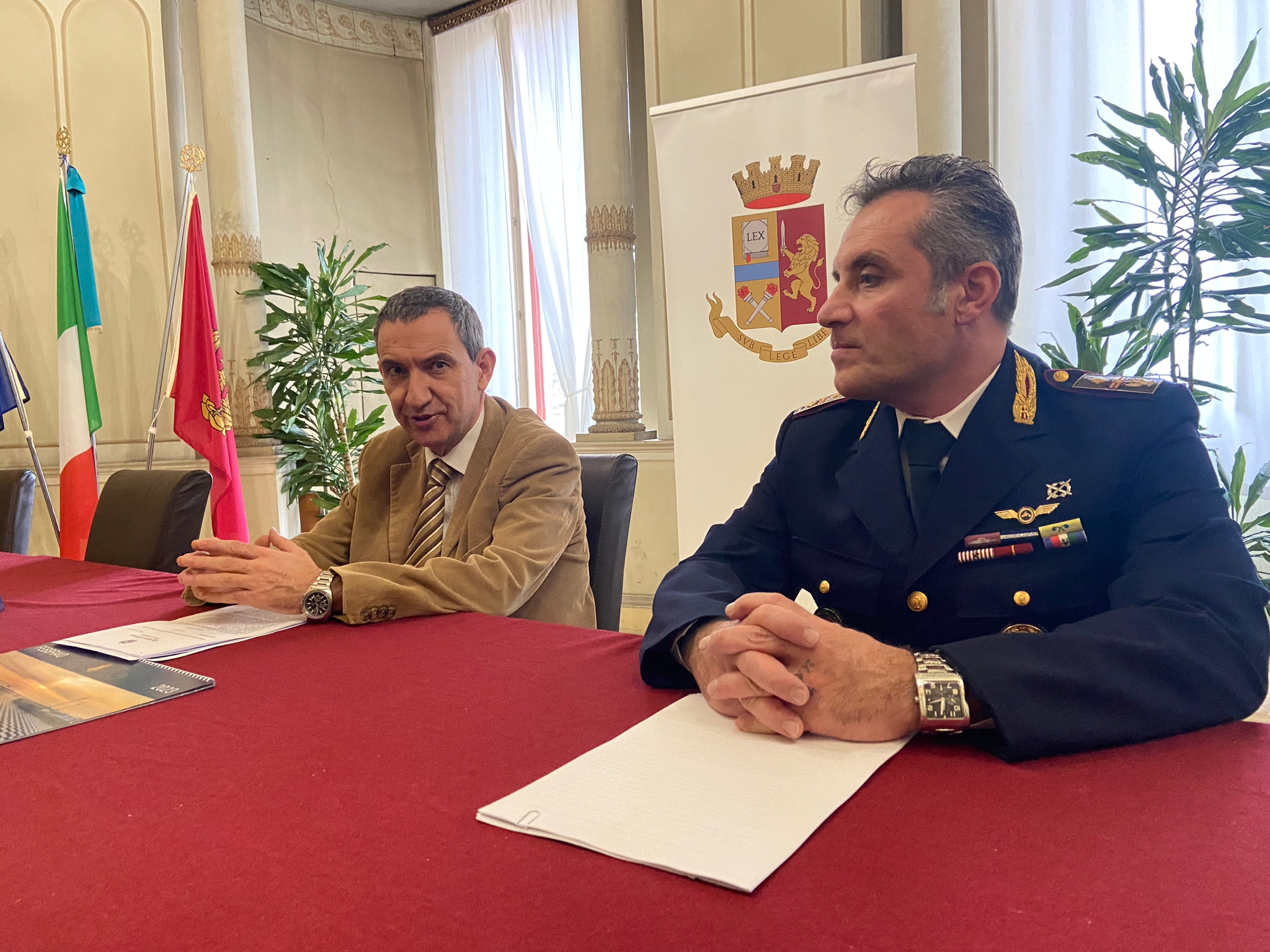 Inseguono due ladri d’appartamento e vengono speronati. Due poliziotti finiscono a Cona