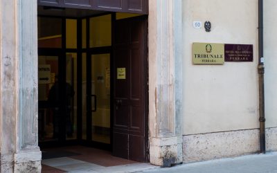 Trattata peggio di un animale. Si ribella al clan