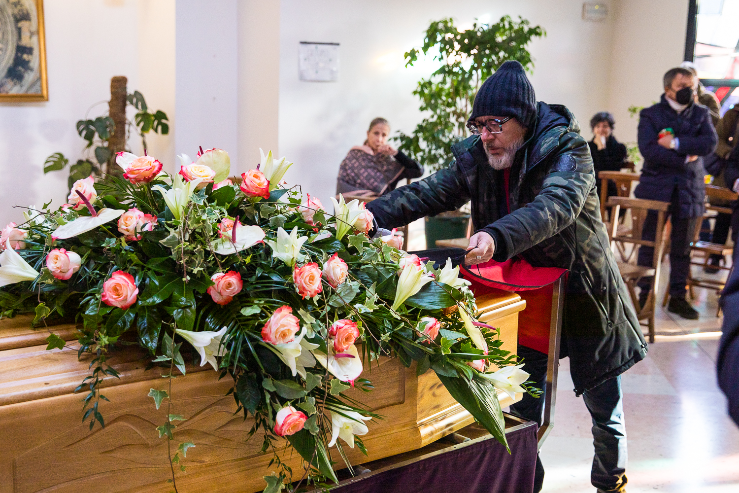 La bandiera anarchica per l’ultimo saluto a Gian Pietro Testa