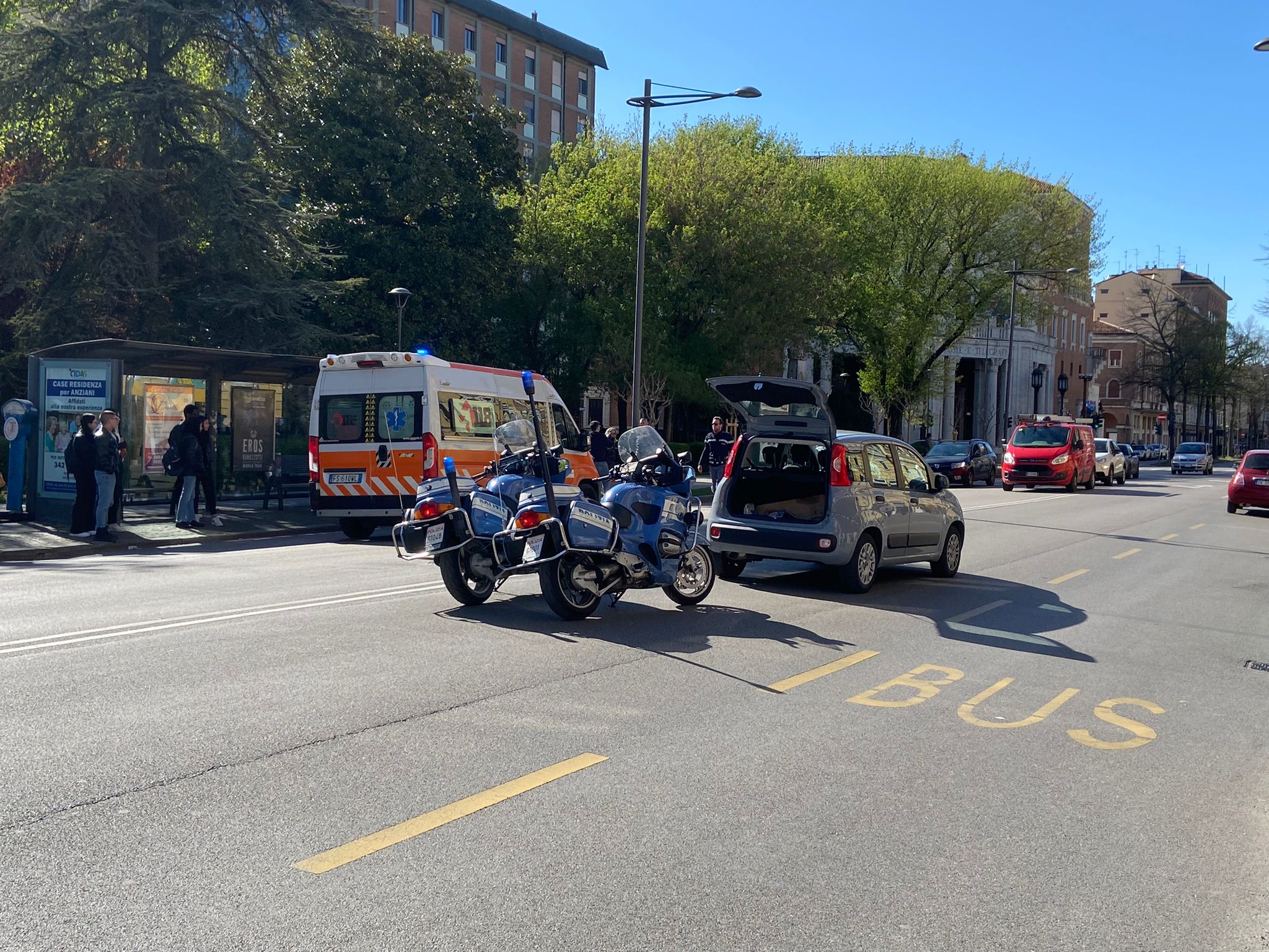 Corre per raggiungere gli amici e viene investito da un’auto