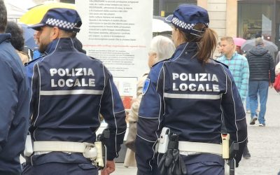 In casa gli trovano cocaina, katane e una balestra. Patteggia dieci mesi