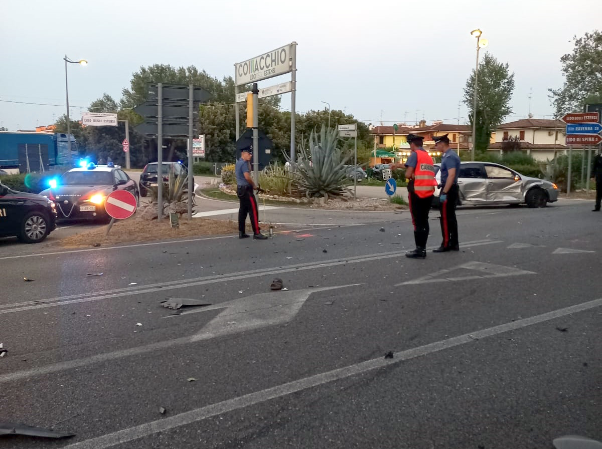 Scontro mortale lungo la Romea. Si cerca ancora il casco indossato dalla vittima