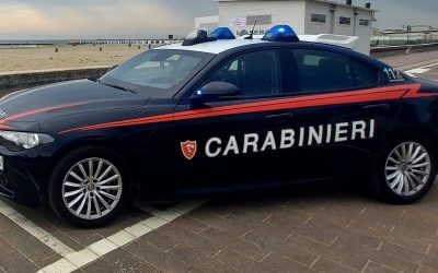 Entra con forza in casa della ex e si azzuffa con lei