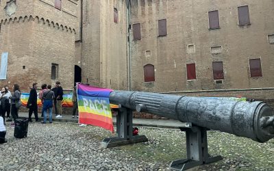 Fiori nel cannone e art. 11 tra le mani: così Rete Pace celebra il 2 giugno