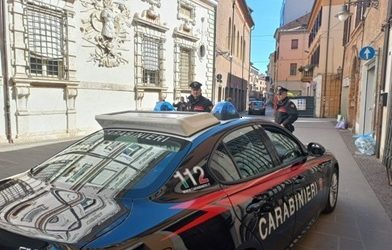 Colpi di scacciacani tra la folla, denunciato chi ha sparato