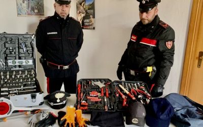 Scappano incappucciati dopo il furto e ignorano l’alt. Quasi due anni ai domiciliari
