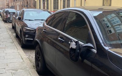 Vandali in via Mascheraio. Distrutti gli specchietti di tredici auto in sosta