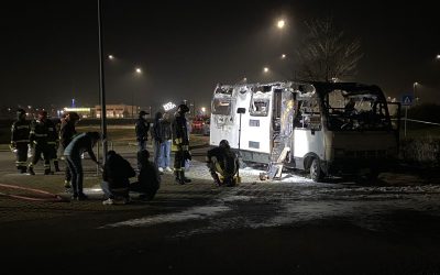 Incendio camper. Aperta un’inchiesta, si lavora per identificare le vittime