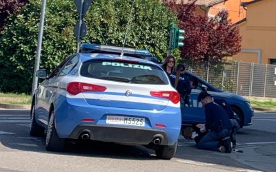 Rompe lo specchietto di una pattuglia con la droga in tasca, arrestato