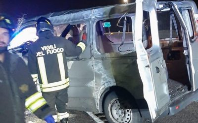 Pulmino si ribalta in A13, cinque feriti. Gravissimo un 30enne