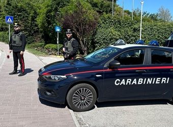 Il marito la riempie di botte e le frattura il setto nasale