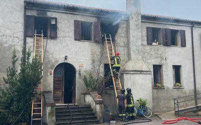 Inferno nella parrocchia. Anziana cerca di gettarsi saltando dalla finestra