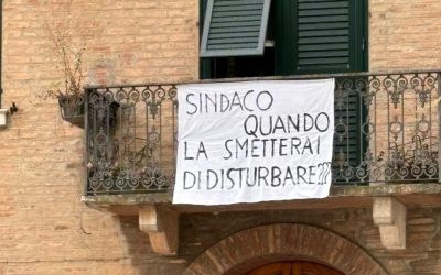 “Sindaco quando la smetterai di disturbare?” Strappato e rubato lo striscione in piazza Ariostea