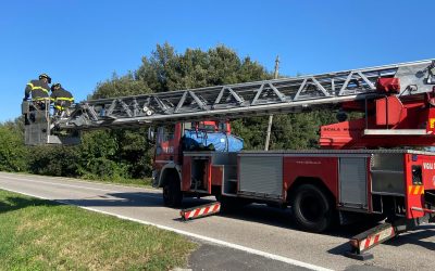 Colpiscono l’alta tensione col cestello, feriti due vigili del fuoco