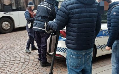 Inseguimento in stazione a Ferrara, fugge in monopattino e travolge un agente