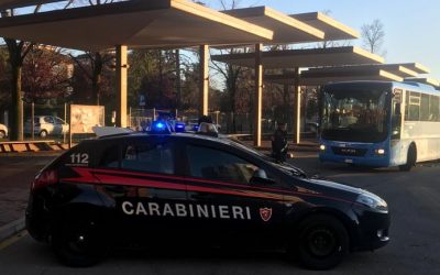 Pugno e furto del portafoglio, due giovani arrestati dopo la fuga in monopattino