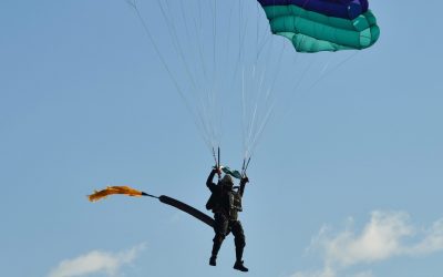 Torna la “Befana che scende con il paracadute” da 3mila metri