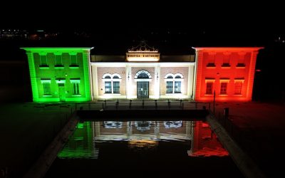 Le idrovore ferraresi si accendono con il tricolore per lanciare un messaggio di pace
