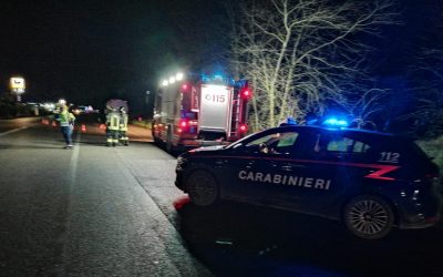 Si sporge per recuperare le cuffiette: operaio precipita nel canale e perde la vita