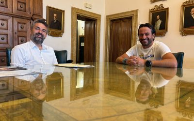 A nuoto da Capri a Napoli, ricevuto in municipio