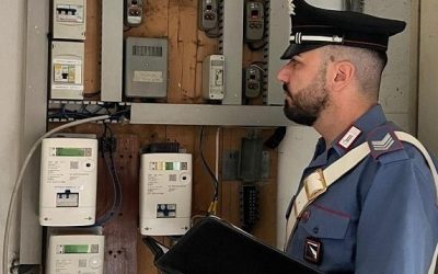 Manomettono il contatore della rete elettrica per avere uno ‘sconto’ in bolletta