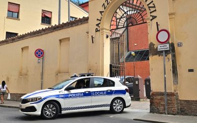Fermato con l’hashish, spezzò il telefono davanti agli agenti. Condannato a un anno e mezzo