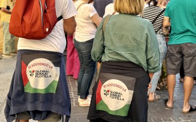 Barchette di carta, bandiere e voci: in centinaia per la Sumud Flotilla