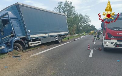 Camper travolto da tir, migliorano le condizioni del padre