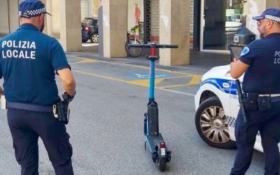 In monopattino senza casco, rifiuta di farsi multare