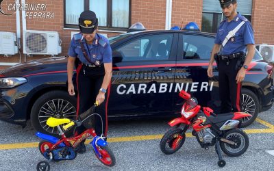 Papà ruba due bici da bimbo “aiutato” dai figli piccoli